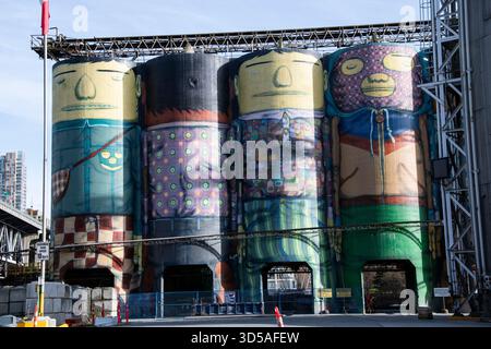Murale dei giganti su silos di cemento a Granville Island a Vancouver, Columbia Britannica, Canada Foto Stock
