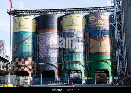 Murale dei giganti su silos di cemento a Granville Island a Vancouver, Columbia Britannica, Canada Foto Stock