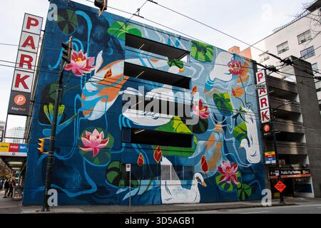 Murales floreali e ornitologici in Seymour Street nel centro di Vancouver, British Columbia, Canada Foto Stock