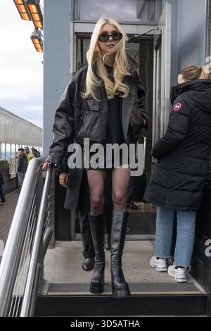 Taylor Momsen visita l'Empire State Building per celebrare l'uscita del suo nuovo EP natalizio, il Natale incauto di Taylor Momsen il 1° novembre Foto Stock