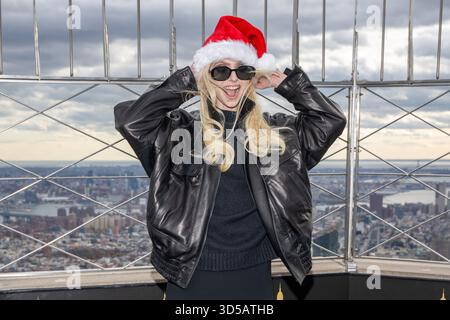 Taylor Momsen visita l'Empire State Building per celebrare l'uscita del suo nuovo EP natalizio, il Natale incauto di Taylor Momsen il 1° novembre Foto Stock