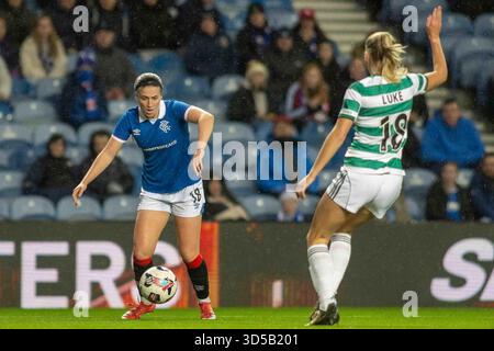 Govan, Scozia. 14 novembre 2025. Laura Berry dei Rangers FC gioca la palla nel box durante la Scottish Women's Premier League Rangers FC vs Celtic FC Credit: Colin Poultney/Alamy Live News Foto Stock