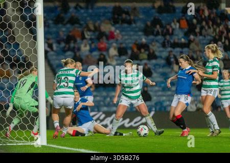Govan, Scozia. 14 novembre 2025. OBIETTIVO! 1-1 Laura Berry of Rangers FC equalizza da vicino durante la Scottish Women's Premier League Rangers FC vs Celtic FC crediti: Colin Poultney/Alamy Live News Foto Stock