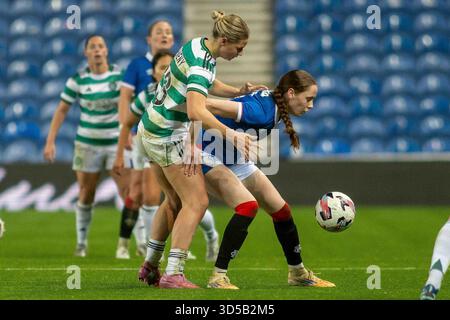 Govan, Scozia. 14 novembre 2025. May Cruft of Rangers FC scuote la palla da Maria McAneny del Celtic FC durante la Scottish Women's Premier League Rangers FC vs Celtic FC Credit: Colin Poultney/Alamy Live News Foto Stock