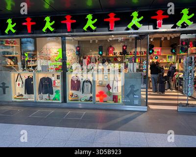 Berlino, Germania - 20 febbraio 2025: Negozio di souvenir tedesco Ampelmann ("piccolo semaforo"). Foto Stock