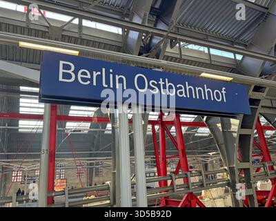 Berlino, Germania - 20 febbraio 2025: Cartello della stazione ferroviaria Ostbahnhof di Berlino. Foto Stock