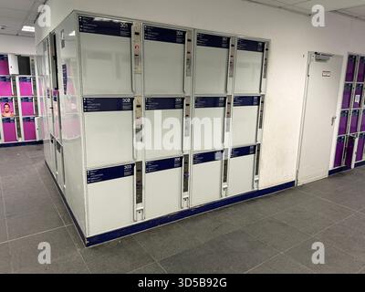 Berlino, Germania - 20 febbraio 2025: Armadietti per i bagagli presso la stazione centrale di Berlino. Foto Stock