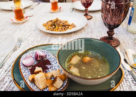 Azerbaigian, Baku. Tradizionale zuppa azerbaigiana della regione dello Sheki, preparata in una speciale pentola di argilla con montone, castagne, piselli, cipolle e potatos insid Foto Stock