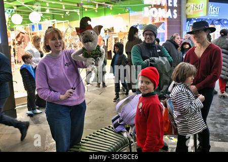 Londra, Regno Unito. 14 novembre 2025. Celebra il cast di "Jack and the Beanstalk" alla pantomima del teatro Kings Head e l'accensione della luce di natale all'Angel Central - Islington Shopping Centre, Londra, Inghilterra. (Foto di 李世惠/SEE li/Picture Capital) credito: Vedi li/Picture Capital/Alamy Live News Foto Stock