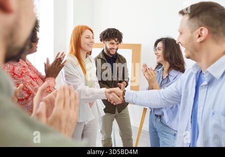 Due persone uomo e donna che stringono la mano, raggiungono un accordo, fanno un buon affare o firmano un contratto. Foto Stock