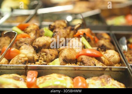 Deliziosi piatti a base di pollo serviti a una cena a buffet Foto Stock