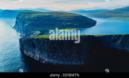 Incredibile vista panoramica di Sorvagsvatnake sopra il livello dell'oceano e la vetta della montagna Traelanipa, l'isola Vagar, le isole Faroe, il Regno di Danimarca Foto Stock