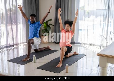 Abbinatevi allo yoga sui tappetini a casa, allo stretching e alla messa a fuoco Foto Stock