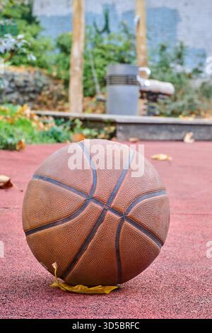 Palla da basket all'aperto ben utilizzata a terra Foto Stock