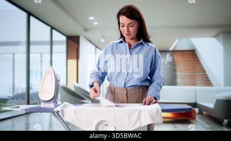 T Shirt Designer personalizzata con decalcomanie in vinile sulla pressa in ferro Foto Stock