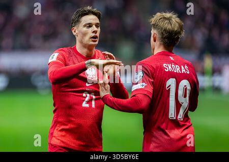 Varsavia, Polonia. 14 novembre 2025. Nicola Zalewski (L) e Michal Skoras (R) della Polonia celebrano un gol visto durante le qualificazioni europee per la partita di Coppa del mondo FIFA 2026 tra Polonia e Paesi Bassi allo stadio PGE Narodowy. Punteggio finale; Polonia 1:1 Paesi Bassi. (Foto di Mikolaj Barbanell/SOPA Images/Sipa USA) credito: SIPA USA/Alamy Live News Foto Stock