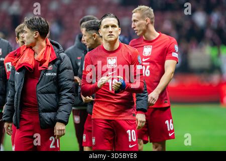 Varsavia, Polonia. 14 novembre 2025. Nicola Zalewski (L) e Piotr Zielinski (R) della Polonia sono stati visti durante le qualificazioni europee per la partita di Coppa del mondo FIFA 2026 tra Polonia e Paesi Bassi allo stadio PGE Narodowy. Punteggio finale; Polonia 1:1 Paesi Bassi. (Foto di Mikolaj Barbanell/SOPA Images/Sipa USA) credito: SIPA USA/Alamy Live News Foto Stock
