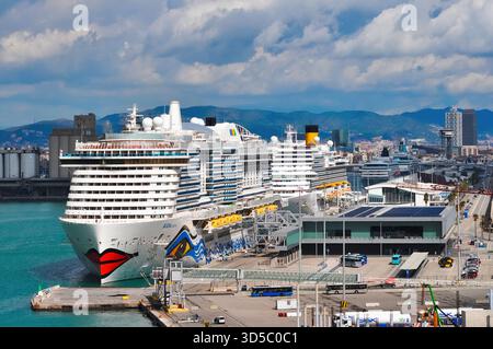 Barcellona, Spagna - 26 settembre 2025: Porto crocieristico di Barcellona, il porto più importante del Mediterraneo a Barcellona, Spagna, il 26 settembre 20 Foto Stock