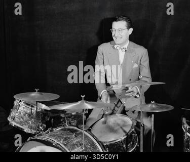 William P. Gottlieb - Ray McKinley, Hotel Commodore, New York, N.Y - aprile 1946 - McKinley è stato un batterista e cantante swing, soprannominato "Eight Beat Mac" per il suo stile ritmico. Ha iniziato a suonare professionalmente con band locali in Texas all'età di dodici anni e in seguito si è Unito alla Glenn Miller Band come batterista e cantante. Dopo la morte di Miller, McKinley diresse la Glenn Miller Orchestra. La foto è stata probabilmente scattata nell'aprile 1946 all'Hotel Commodore di New York. Foto Stock