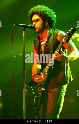 MIAMI, Florida - MARZO 29: Lenny Kravitz si esibisce durante un concerto privato il 29 marzo 2002 a Miami Florida. Crediti: Mpi04/MediaPunch Foto Stock