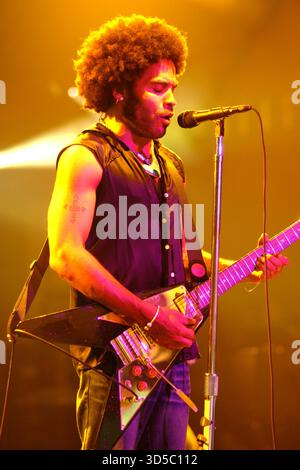 MIAMI, Florida - MARZO 29: Lenny Kravitz si esibisce durante un concerto privato il 29 marzo 2002 a Miami Florida. Crediti: Mpi04/MediaPunch Foto Stock