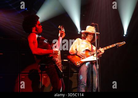 MIAMI, Florida - MARZO 29: Lenny Kravitz si esibisce durante un concerto privato il 29 marzo 2002 a Miami Florida. Crediti: Mpi04/MediaPunch Foto Stock