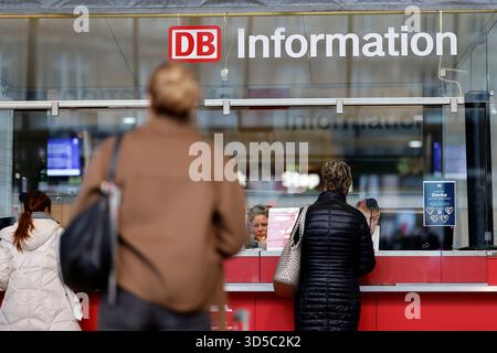 Impressione della stazione centrale di Colonia: I passeggeri si informano nella sala d'ingresso degli orari. Dal 14 al 24 novembre 2025 la stazione centrale di Colonia sarà chiusa a causa di lavori di costruzione. A lunga distanza e regiona Foto Stock