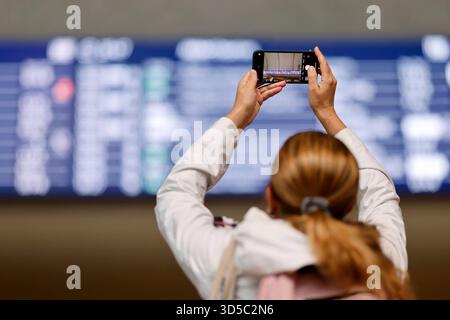 Impression vom Kölner Hauptbahnhof: Fahrgäste informieren sich in der Eingangshalle über Fahrpläne. Vom 14. bis 24. Novembre 2025 kommt es wegen umfangreicher Bauarbeiten zu einer Sperrung des Hauptbahnhof a Köln. Fern- und Regionalzüge werden in dem ZeitRaum über Köln-Deutz umgeleitet. Themenbild, Symbolbild Köln, 14.11.2025 NRW Deutschland **** impressione della stazione centrale di Colonia i passeggeri possono scoprire gli orari nella sala d'ingresso dal 14 al 24 novembre 2025, la stazione centrale di Colonia sarà chiusa a causa di lavori di costruzione estesi Foto Stock