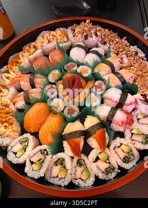 Primo piano ad alta risoluzione di un piatto di sushi variopinto con nigiri e maki, splendidamente disposto su un vassoio rotondo a Hull, Inghilterra. Foto Stock