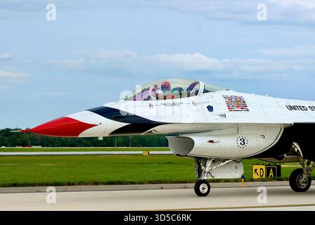 Dover, Delaware, USA - 27 agosto 2017: Lo US Air Force Demonstration Squadron "Thunderbird 3" ondata agli spettatori al "Thunder Over dover Airshow". Foto Stock