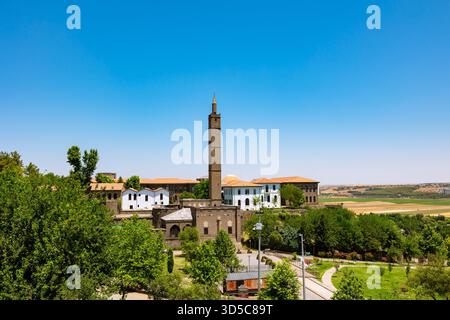 La Moschea Hazreti Suleyman e il Museo Archeologico Diyarbakir sono visibili dalle mura del Castello interno di Diyarbakir. Foto Stock