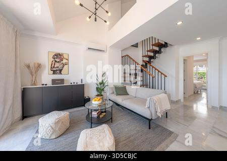 Interni moderni con soffitti alti e scalinata in una lussuosa casa vacanze Foto Stock
