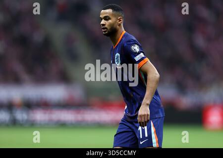 Varsavia, Pologne. 14 novembre 2025. Cody Gakpo dei Paesi Bassi durante la Coppa del mondo FIFA 2026, qualificazioni, partita di calcio del gruppo G tra Polonia e Paesi Bassi il 14 novembre 2025 allo stadio PGE Narodowy di Varsavia, Polonia - foto Piotr Matusewicz/DPPI Credit: DPPI Media/Alamy Live News Foto Stock