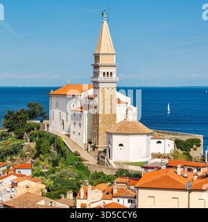 Chiesa di San Giorgio che domina le pittoresche case della città costiera di Pirano, Slovenia. Foto Stock
