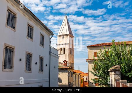 Torre della chiesa medievale di San Giorgio nella città turistica di Pirano, Slovenia. Foto Stock