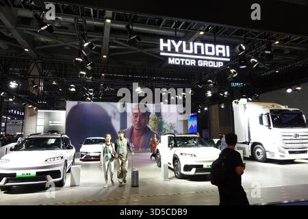 L'area espositiva di Hyundai Motor Group espone vari veicoli all'8° China International Import Expo. Foto Stock