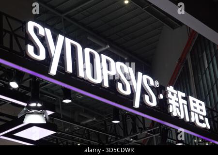 8 novembre 2025, Shanghai, Cina: Il logo Synopsys è esposto all'8° China International Import Expo. (Immagine di credito: © Sheldon Cooper/SOPA Images via ZUMA Press Wire) SOLO PER USO EDITORIALE! Non per USO commerciale! Foto Stock
