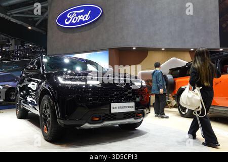 8 novembre 2025, Shanghai, Cina: Un SUV Ford nero è in mostra all'8th China International Import Expo. (Immagine di credito: © Sheldon Cooper/SOPA Images via ZUMA Press Wire) SOLO PER USO EDITORIALE! Non per USO commerciale! Foto Stock