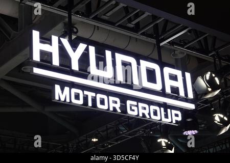 8 novembre 2025, Shanghai, Cina: Il logo di Hyundai Motor Group è esposto all'8° China International Import Expo. (Immagine di credito: © Sheldon Cooper/SOPA Images via ZUMA Press Wire) SOLO PER USO EDITORIALE! Non per USO commerciale! Foto Stock