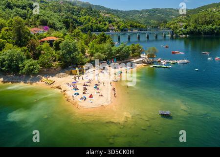 Vista aerea della spiaggia di Praia de Alqueirao e del fiume caldo, Portogallo settentrionale Foto Stock