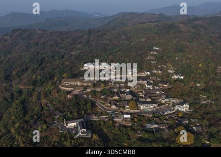 (251115) -- NINGBO, 15 novembre 2025 (Xinhua) -- una foto aerea di un drone mostra una vista del villaggio Dongshan della città di Xikou nella città di Ningbo, nella provincia di Zhejiang della Cina orientale, 14 novembre 2025. Grazie alla sua posizione geografica privilegiata, alle ricche risorse e al miglioramento delle infrastrutture, il villaggio di Dongshan negli ultimi anni ha assistito a un rapido sviluppo del turismo attraverso un programma di gestione collettiva rurale. I giovani coinvolti nel programma si sono radicati qui per gestire case e caffè, utilizzando la loro esperienza professionale per attivare le risorse rurali e apportare benefici reali agli abitanti del villaggio. (Xinhua/Huang Zongzhi) Foto Stock