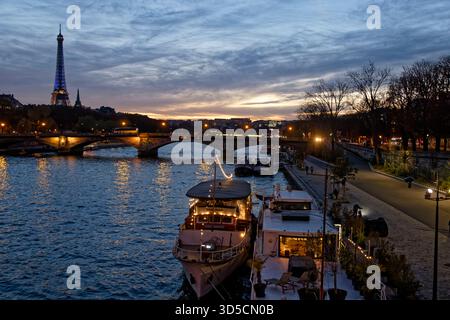 Parigi, Francia. 12 novembre 2025. Vista della Senna al calar della notte dal ponte Alexandre III il 12 novembre 2025 a Parigi, Francia. Credito: Berna Foto Stock