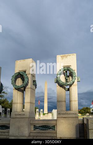 Il Memoriale della seconda Guerra Mondiale, con due pilastri, è decorato con ghirlande e su di esse è scritta la parola "Washington" Foto Stock