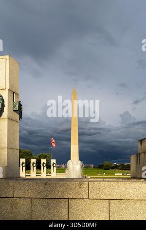 Il Memoriale della seconda Guerra Mondiale, con due pilastri, è decorato con ghirlande e su di esse è scritta la parola "Washington" Foto Stock