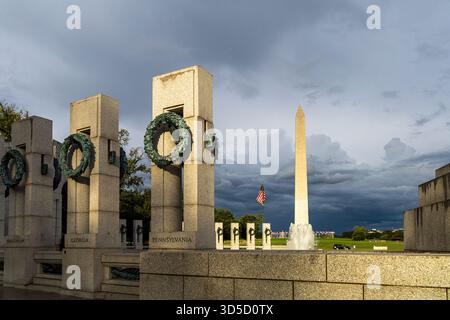 Il Memoriale della seconda Guerra Mondiale, con due pilastri, è decorato con ghirlande e su di esse è scritta la parola "Washington" Foto Stock