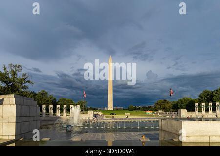 Il Memoriale della seconda Guerra Mondiale, con due pilastri, è decorato con ghirlande e su di esse è scritta la parola "Washington" Foto Stock