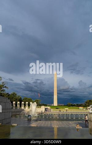 Il Memoriale della seconda Guerra Mondiale, con due pilastri, è decorato con ghirlande e su di esse è scritta la parola "Washington" Foto Stock