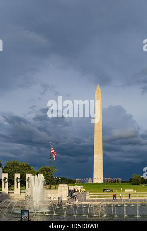 Il Memoriale della seconda Guerra Mondiale, con due pilastri, è decorato con ghirlande e su di esse è scritta la parola "Washington" Foto Stock