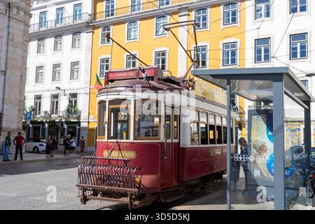 Tour in tram delle colline di Lisbona, storico tram turistico rosso che attraversa il centro e i quartieri di Lisbona, il Portogallo e l'Europa Foto Stock