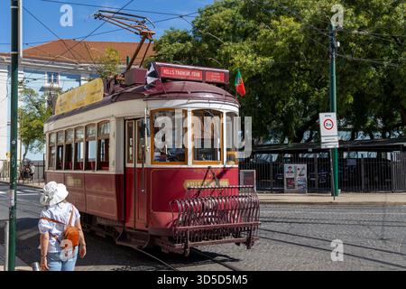 Tour in tram delle colline di Lisbona, storico tram turistico rosso che attraversa il centro e i quartieri di Lisbona, il Portogallo e l'Europa Foto Stock